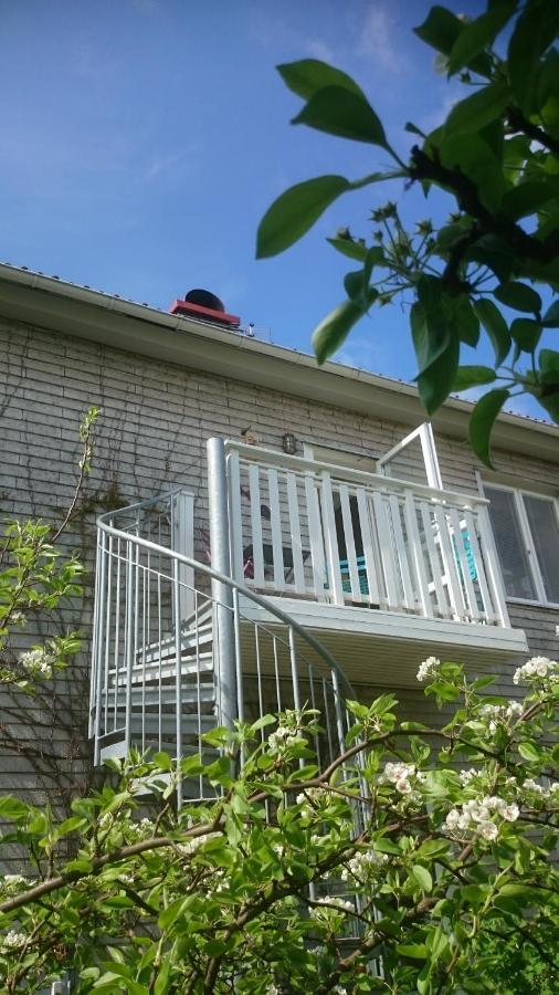 Ljust Boende, Egen Ingang Och Traedgard I Centrum Varberg Bagian luar foto